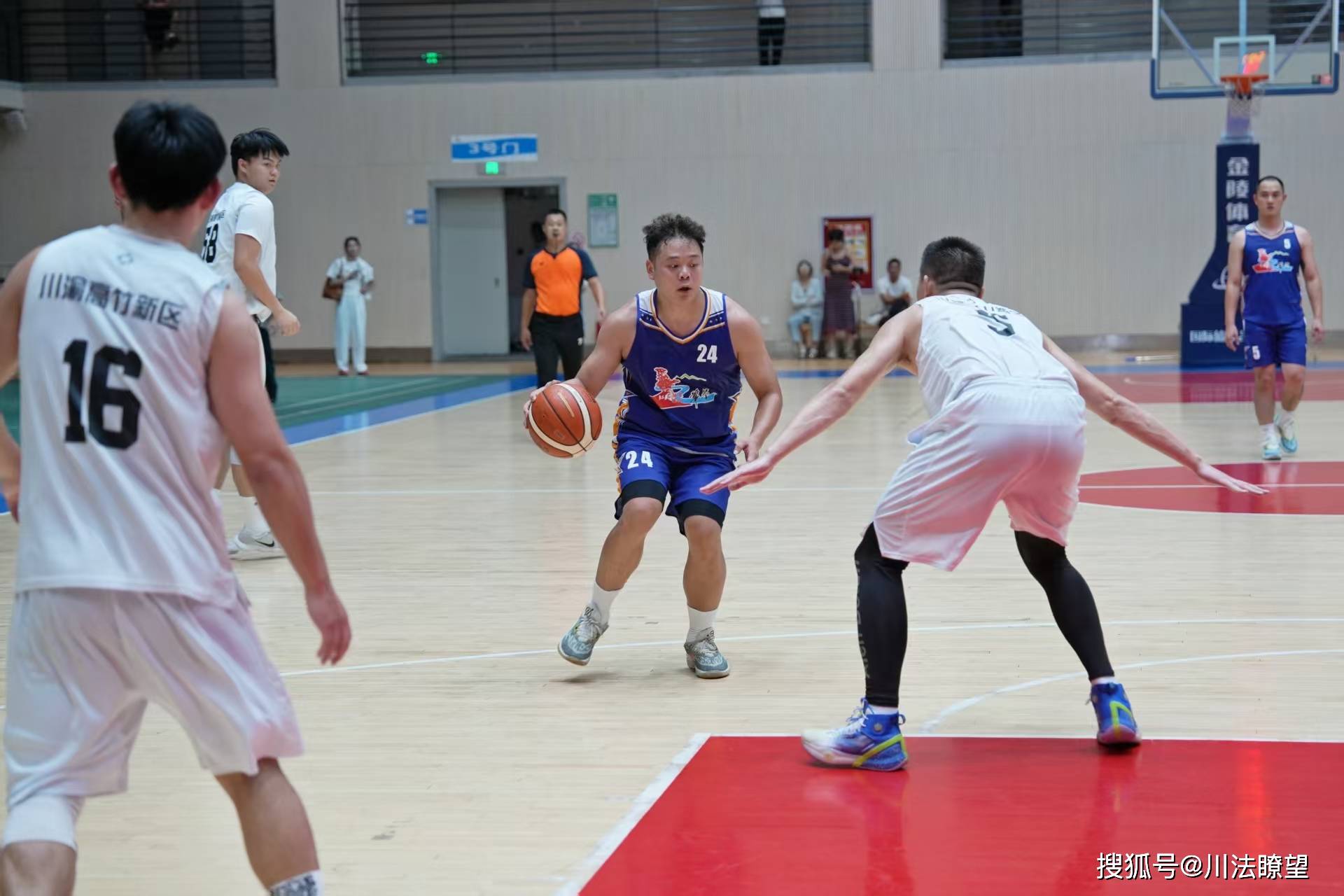 比赛中球员们发挥出色，向观众展示激烈竞争