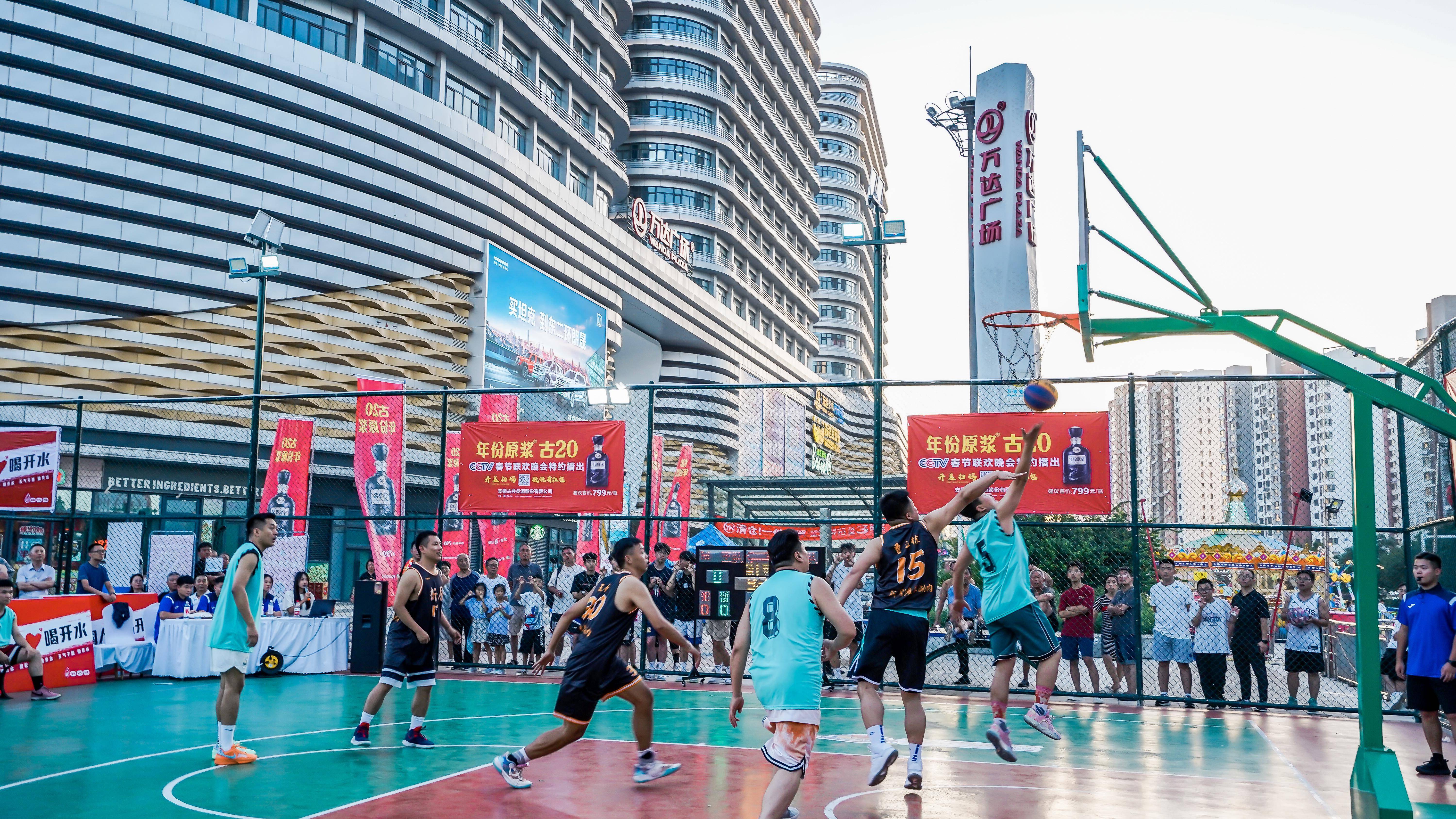 体育场馆内篮球赛事精彩纷呈，现场热闹非凡