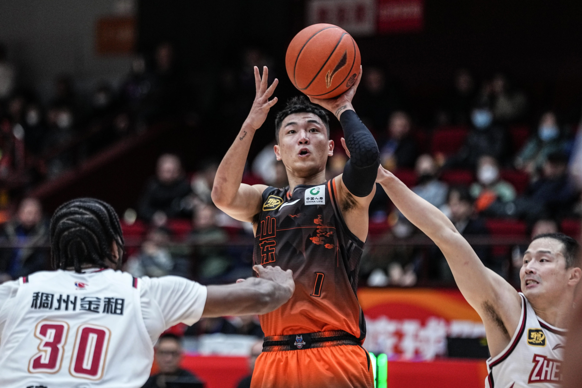 山东男篮防守表现稳固,获得胜利 山东男篮防守表现稳固,获得胜利