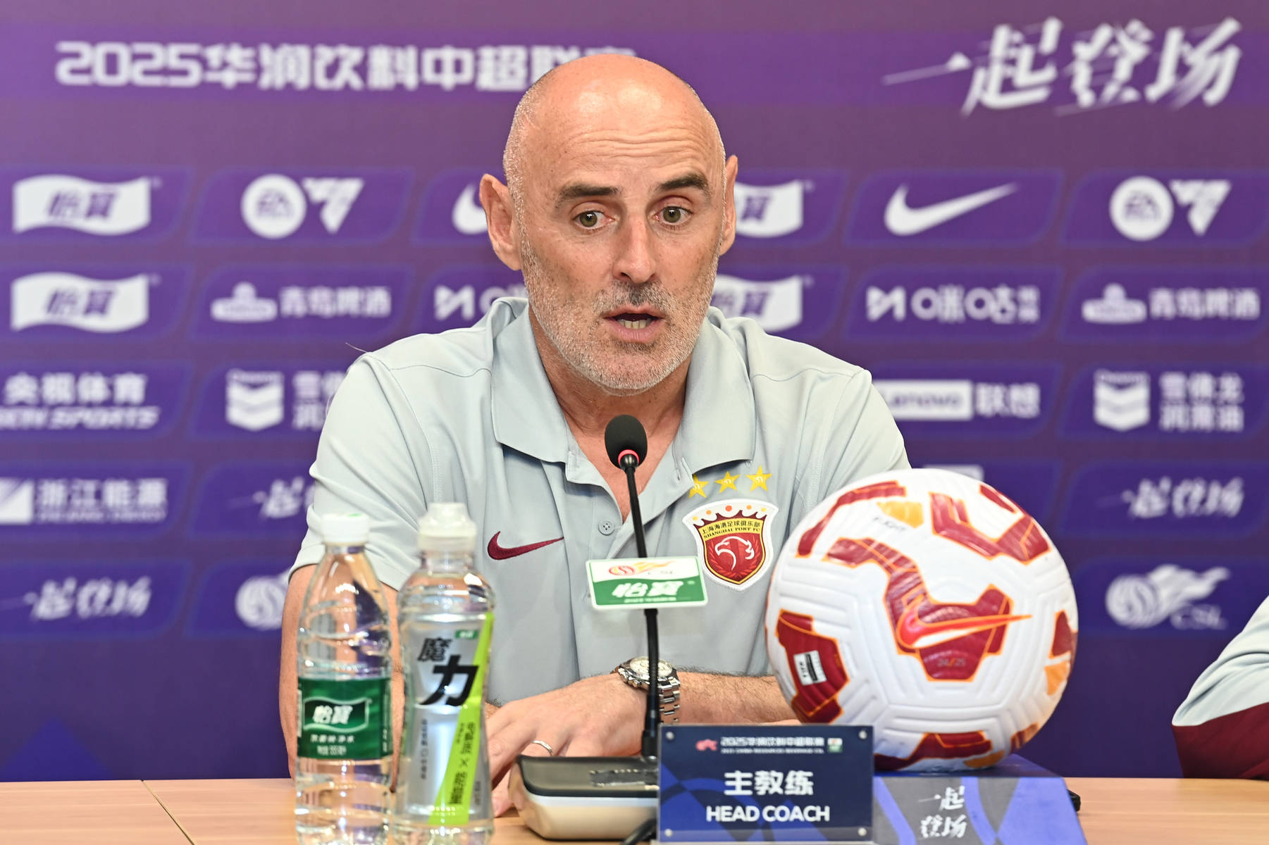 球队宣布引进新教练，调整战术