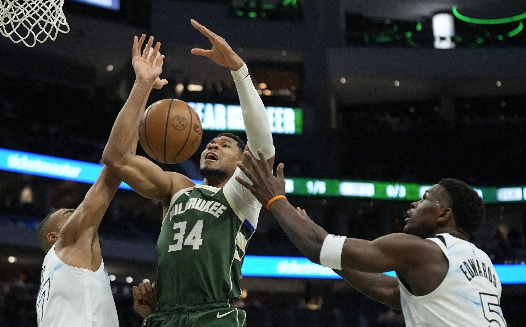 雄鹿逆转太阳，取得连胜